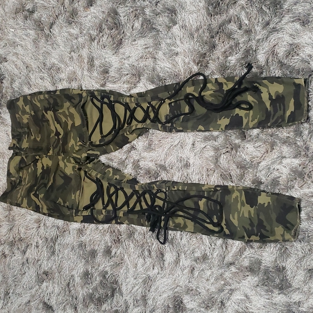 Fugitive pants with front lace. Very stretchy.